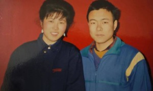 中国首例冷冻人已“沉睡”8年，仍在-196℃液氮罐中，丈夫对其复活信心逐渐减弱，与新女友同居5年，但家中还保留妻子照片和物品