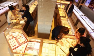 国际黄金期货大涨超3%，续刷历史新高！比特币跌超2%，加密币全网24小时52亿元蒸发！美联储官员：应降息50个基点……