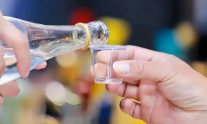 名酒纷纷“素颜”出场,光瓶酒是短暂风口还是终极回归?